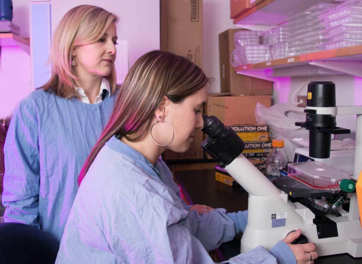 Dr. Amy Vincent (left) and Dr. Carine Kunzler Souza (right) working in a lab